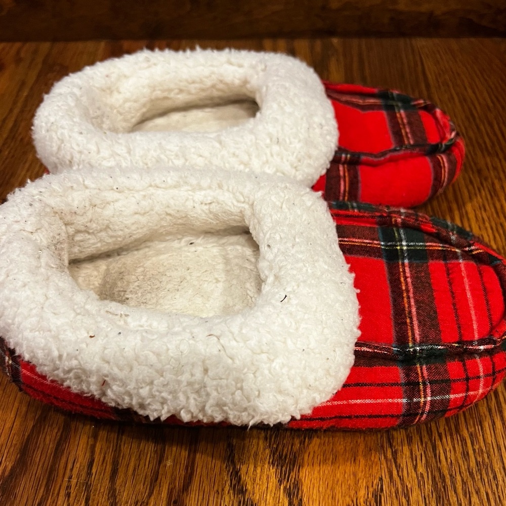 Target Kids Red Plaid Winter / Christmas Slippers, Fleece Interior
Size 1 / 2